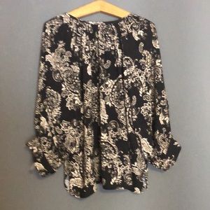 Karen Kane paisley design, puffy sleeves,tie front, EUC, Size L, Black/White